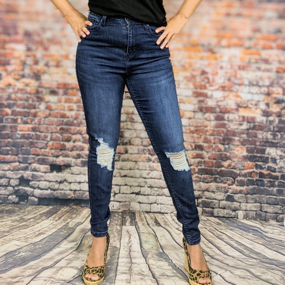 EUC ~ HOT TOPIC Ultra High-rise Destroyed Jegging
